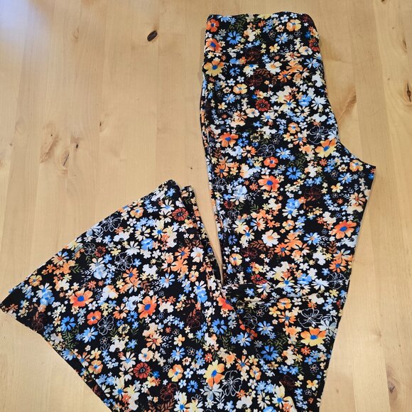 No Boundaries Floral Print on Black Stretch Flared Leggings Sz Large 11-13 - Picture 1 of 7